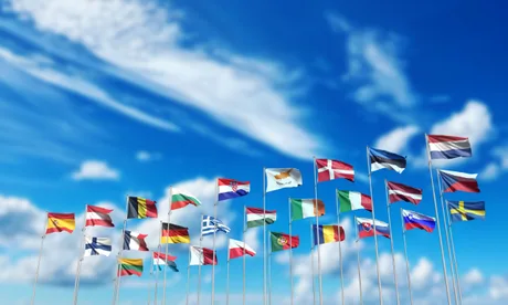 Steaguri ale țărilor europene fluturând sub un cer senin.