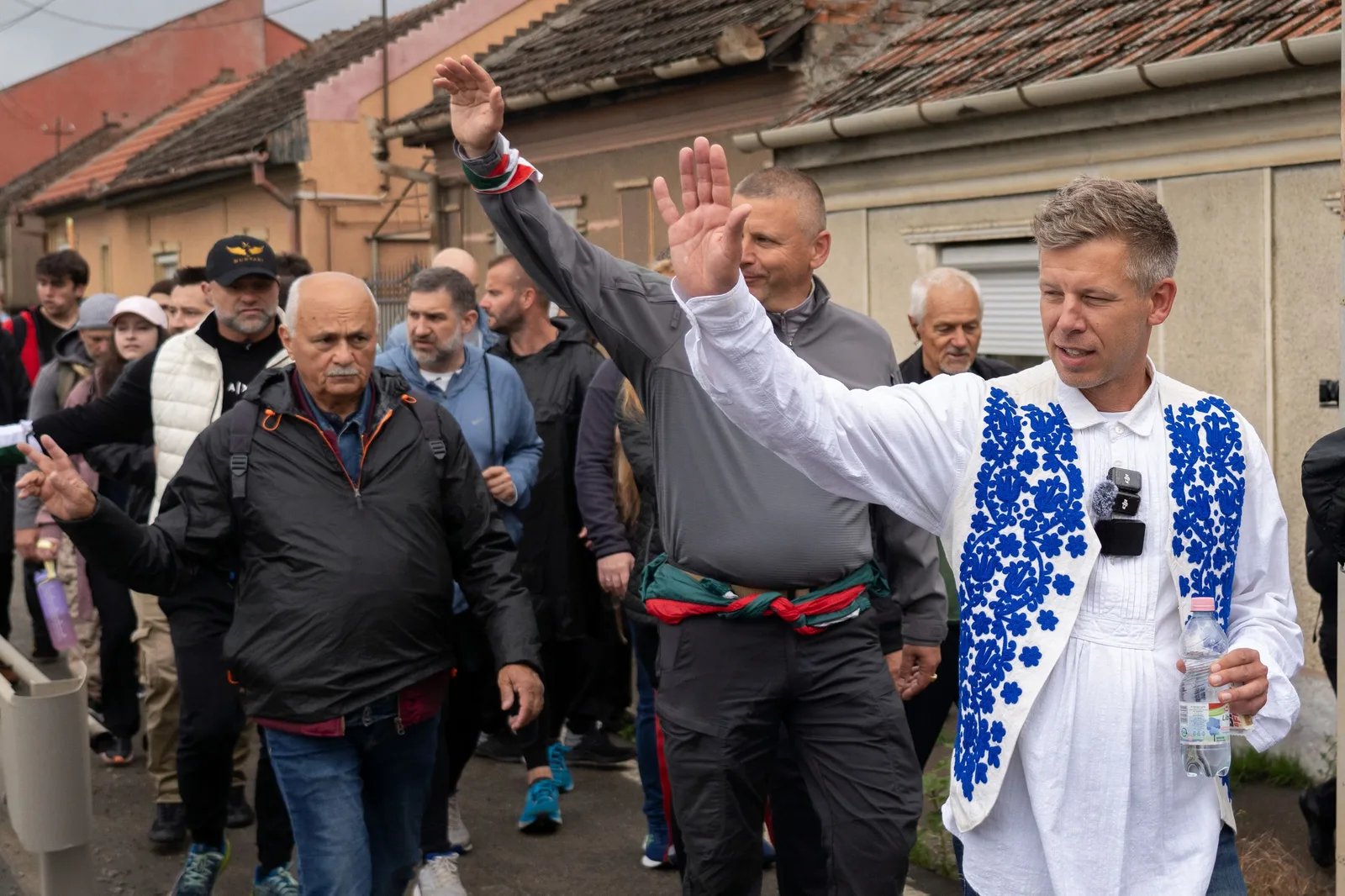 Oameni participând la un eveniment politic în Ungaria, cu gesturi de salut.