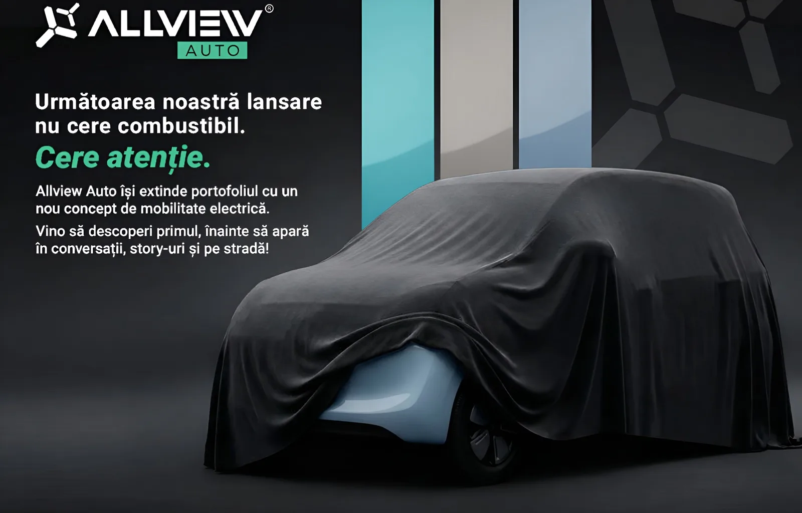 Un automobil electric acoperit, pregătit pentru lansare în București.