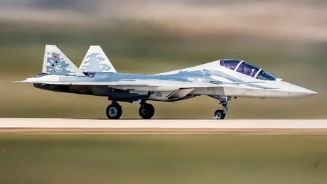 Avion de luptă Su-57 cu două locuri, pregătit pentru teste la sol.