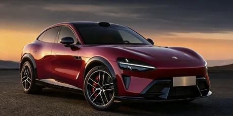 SUV-ul electric YU7 GT de la Xiaomi în nuanța Crimson Red.