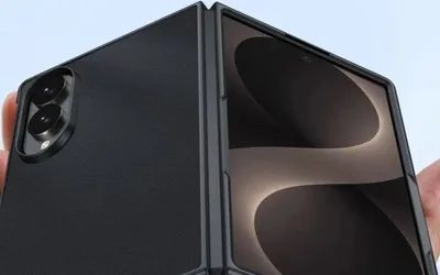 Husă pentru telefon pliabil cu design modern și camere inovatoare.