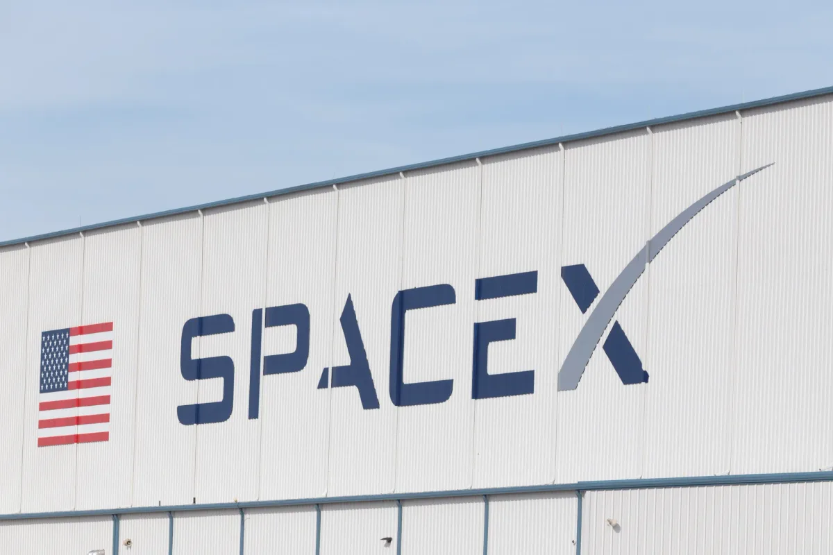 Clădirea SpaceX cu sigla companiei și steagul american