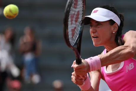 Sorana Cîrstea pregătindu-se să lovească mingea de tenis.