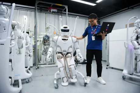 Robot interactiv în laborator, simbolizând avansul tehnologic în China.