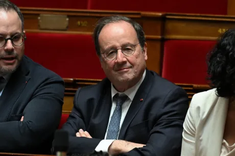 François Hollande discutând despre apărarea Europei fără SUA.