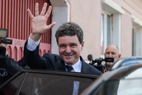 Nicușor Dan salută în fața presei, exprimând sprijinul pentru inițiativa de pace.