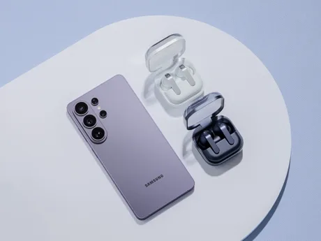 Căști wireless Samsung Buds4 alături de un smartphone elegant pe un fundal minimalist.