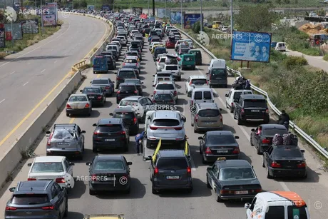 Trafic aglomerat pe o autostradă din România, cu mașini parcate pe ambele benzi.