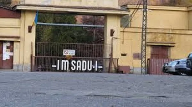 Intrarea Uzinei Mecanice Sadu, simbol al producției de armament în România.
