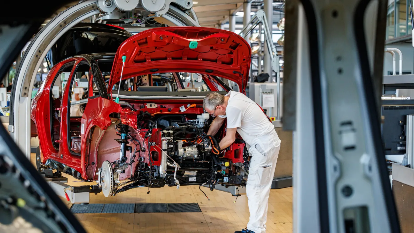 Un muncitor asamblează un automobil într-o fabrică din Brazilia.