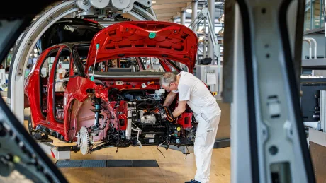 Un muncitor asamblează un automobil într-o fabrică din Brazilia.