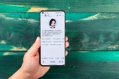 Un utilizator interacționează cu un chatbot pe un telefon mobil.