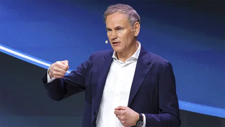 Oliver Blume discutând despre strategia Volkswagen pentru producția auto în Europa.
