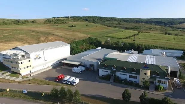 Fabrica Gordon Prod din Harghita, peisaj verde în jur.