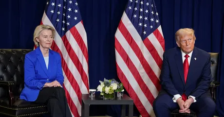 Donald Trump și Ursula von der Leyen discutând despre acordul comercial.