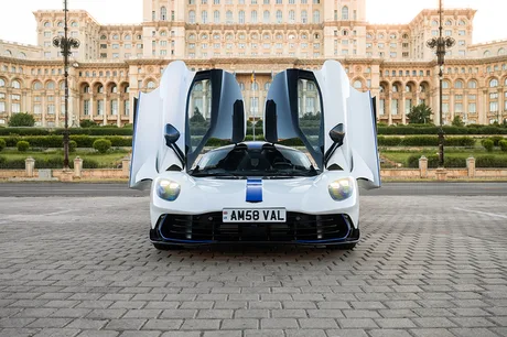 Aston Martin Valhalla expus în fața unei clădiri impunătoare din București.