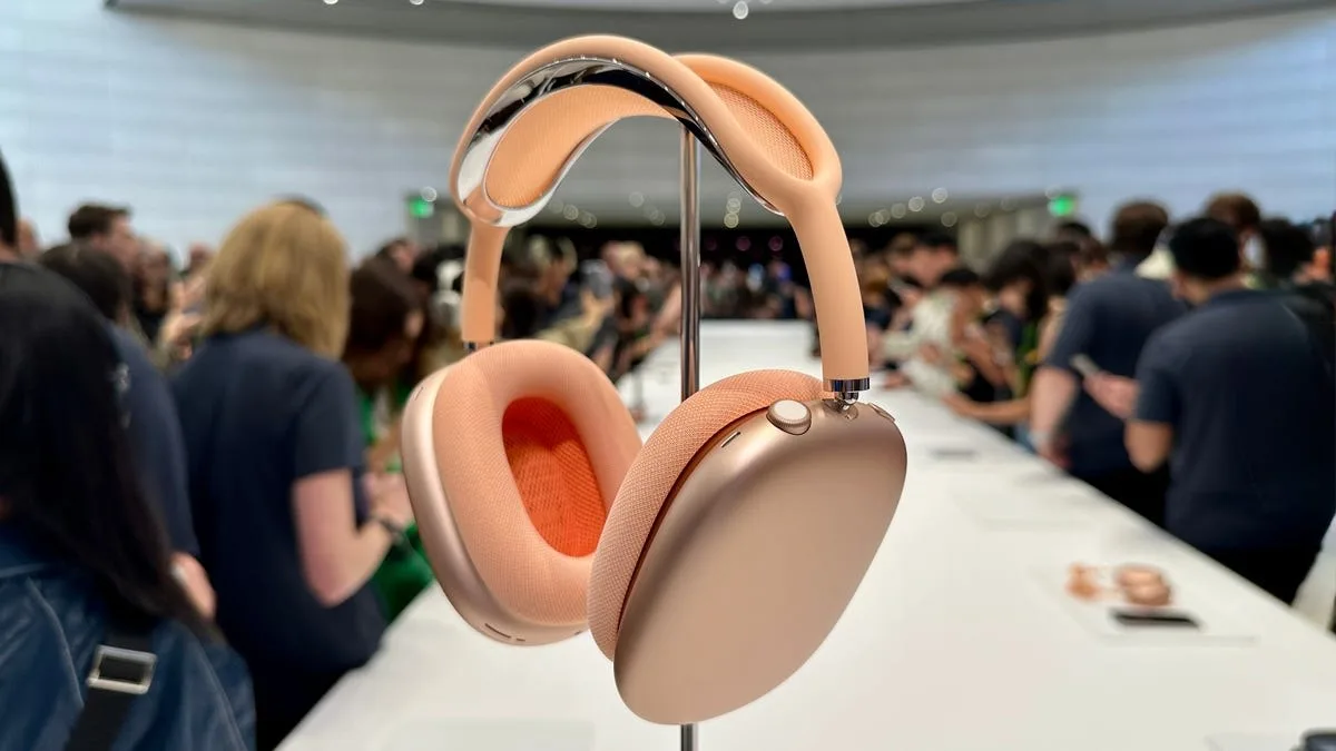 Căști AirPods Max 2 expuse la lansare, cu design elegant și modern.