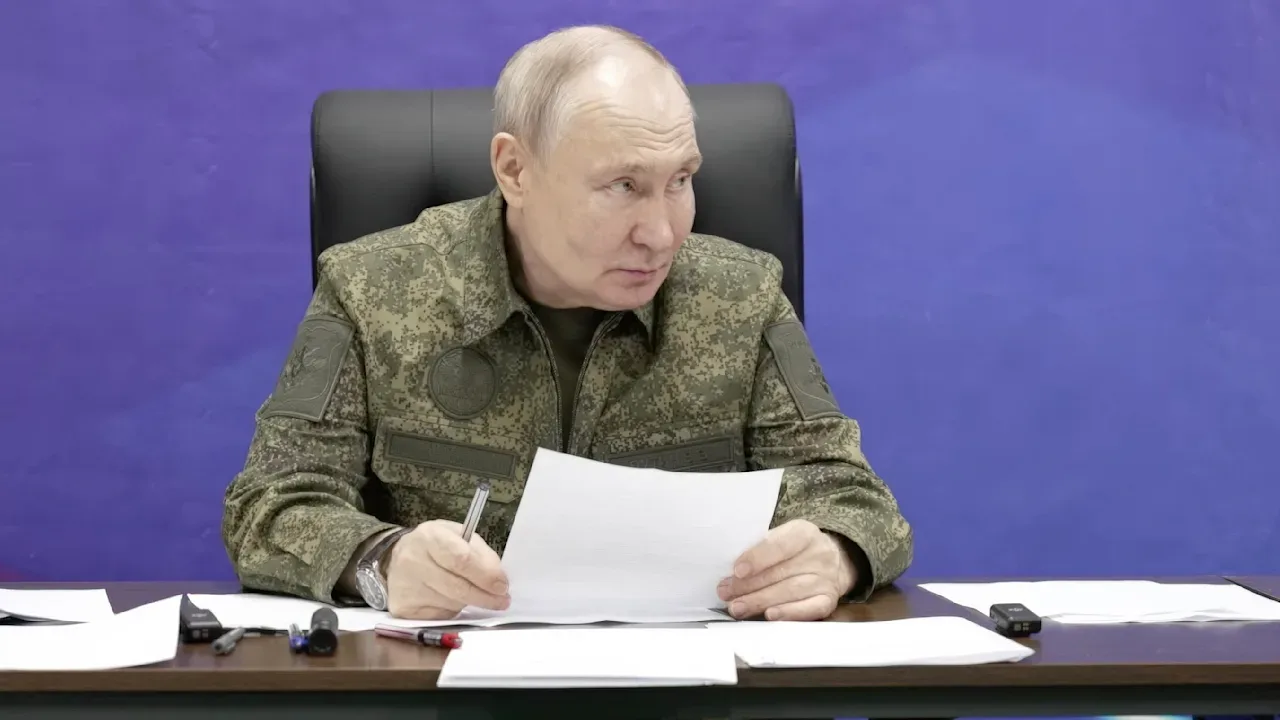 Liderul rus discutând strategia militară într-o întâlnire oficială.