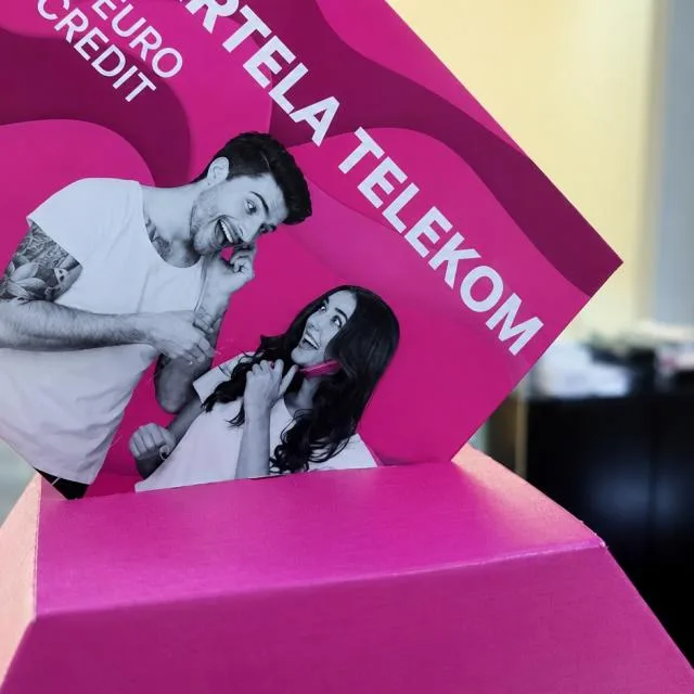 Utilizatori Telekom discutând la telefon, în contextul deconectărilor serviciilor.
