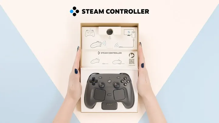 Un controller Steam este prezentat într-o cutie elegantă, pregătit pentru utilizare.