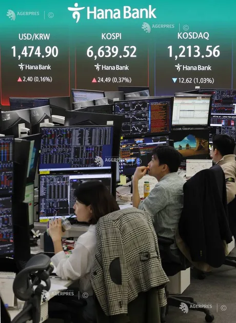 Specialiști analizând datele bursiere la Hana Bank din Coreea de Sud.