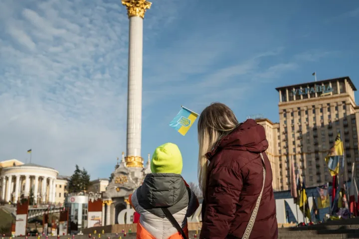 O mamă și un copil admirând peisajul urban din Ucraina.