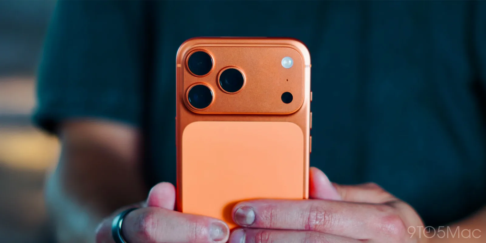 Un iPhone 17 Pro în mână, pregătit pentru filmări live.