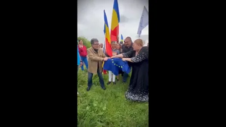 Diana Șoșoacă și susținătorii rup drapelul Uniunii Europene la Mănăstirea Plăviceni.