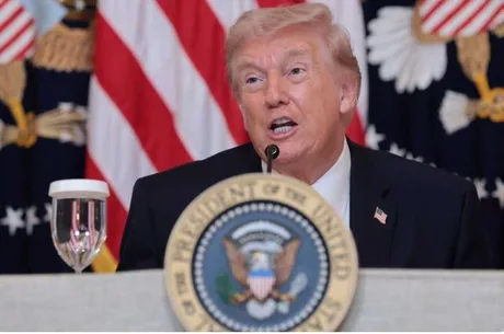 Donald Trump discutând despre livrarea de arme pentru protestatarii din Iran.