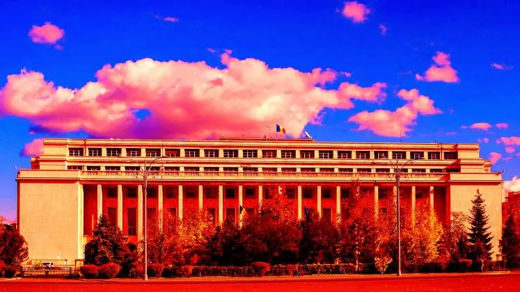 Clădirea guvernului sub un cer colorat, simbol al transparenței în administrație.