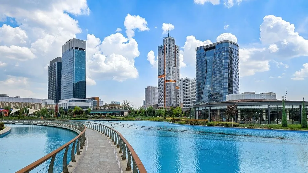 Peisaj urban modern cu clădiri înalte și apă limpede.