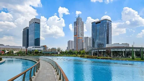 Peisaj urban modern cu clădiri înalte și apă limpede.