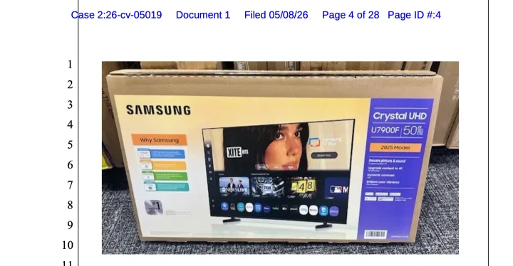 Ambalajul unui televizor Samsung cu imaginea unei cântărețe celebre.