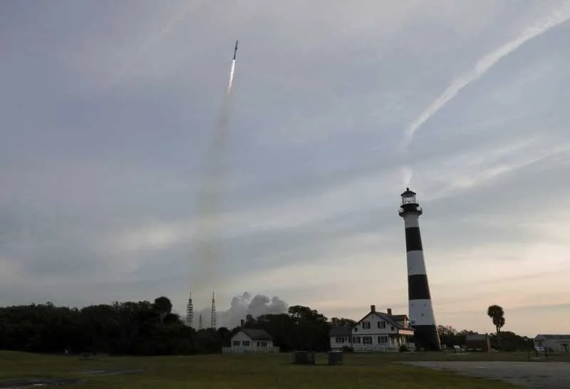 Lansarea rachetei New Glenn de la Cap Canaveral, cu un propulsor reutilizat.