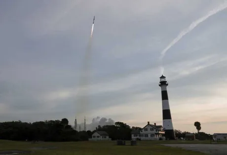 Lansarea rachetei New Glenn de la Cap Canaveral, cu un propulsor reutilizat.