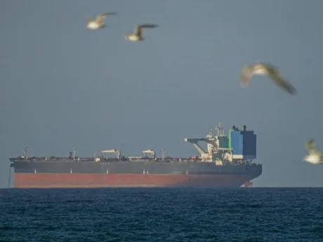 Nave comerciale navigând pe un ocean agitat, cu păsări în zbor.