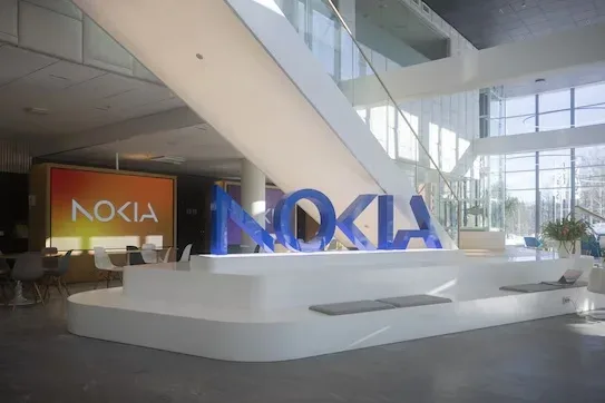 Logo-ul Nokia în lobby-ul companiei din Espoo, Finlanda.