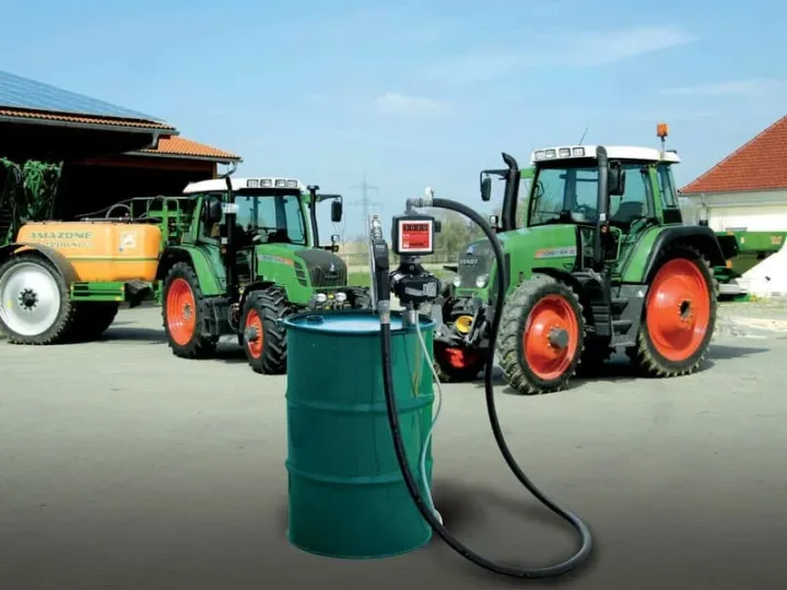 Tractoare pregătite pentru lucrări agricole, alături de un rezervor de motorină.