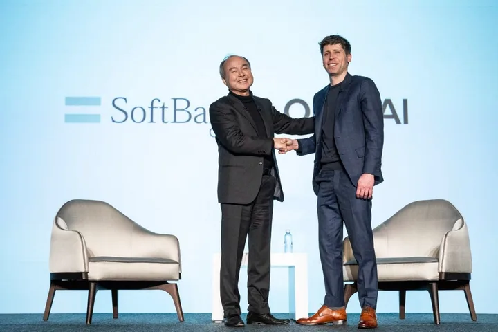 Masayoshi Son și Sam Altman discutând despre viitorul inteligenței artificiale.