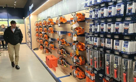 Showroom Husqvarna cu echipamente pentru întreținerea spațiilor verzi în Constanța.