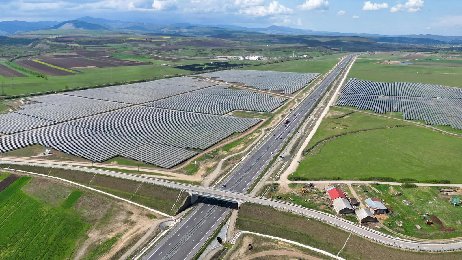 Parc fotovoltaic Văcărești, cu panouri solare pe câmpuri verzi, în județul Dâmbovița.