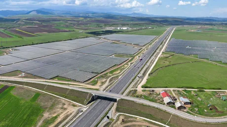 Parc fotovoltaic Văcărești, cu panouri solare pe câmpuri verzi, în județul Dâmbovița.