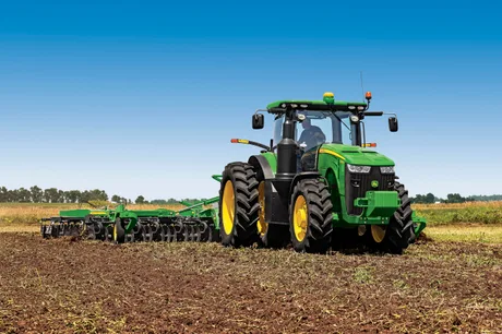 Tractor lucrând pe câmp, simbolizând sprijinul pentru fermieri în 2026.