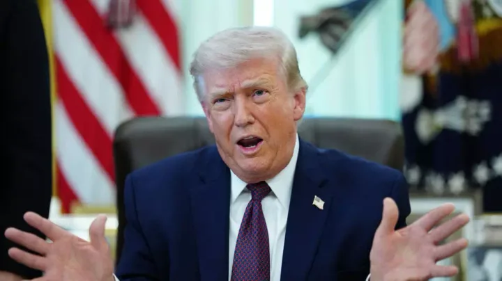 Donald Trump discutând despre relațiile internaționale și amenințările la adresa Iranului.