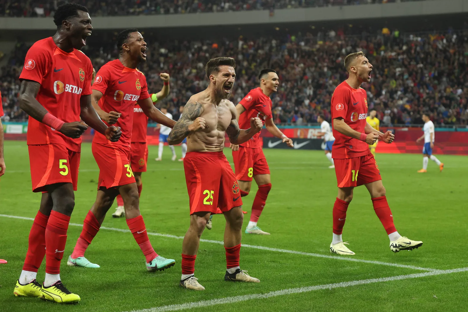 Sportivi sărbătorind o victorie în competiții naționale, exprimându-și bucuria.