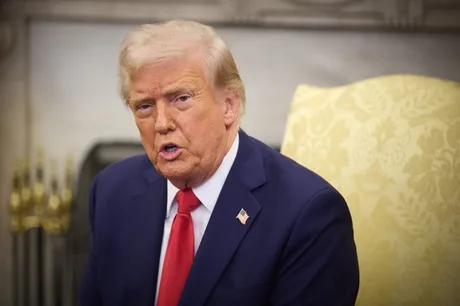 Donald Trump discutând despre posibila reluare a operațiunii în Strâmtoarea Ormuz.