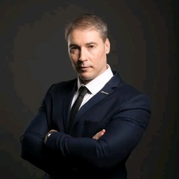 Laurențiu Trandafir, reprezentant Honor România, discutând despre prețurile smartphone-urilor.