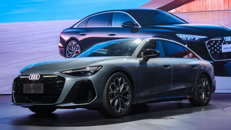 Noul Audi A6L expus la un eveniment auto din China.