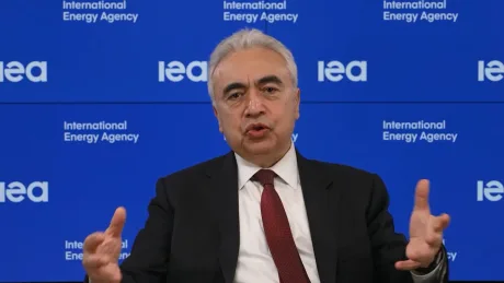 Fatih Birol discutând despre criza energetică la AIE.